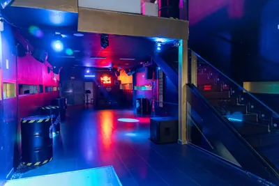 Sala con neones — espacio de Project X